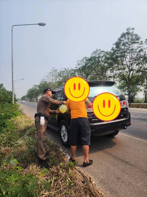 ร.ต.อ.ประสิทธิ์ มีพระจันทร์ รอง สว.(ป.) สภ.ทรงธรรม ปฏิบัติหน้าที่ ร้อยเวร 20 พร้อมด้วย  เจ้าหน้าที่ตำรวจสายตรวจรถยนต์ เข้าช่วยเหลือประชาชนรถยนต์น้ำมันหมด