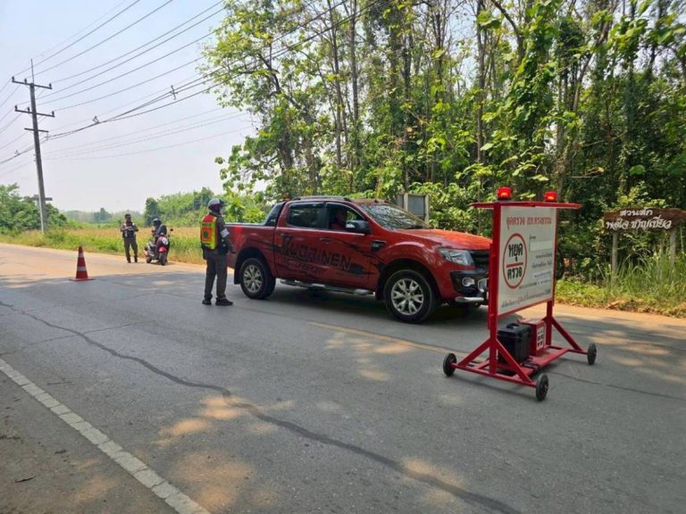 พ.ต.ท.วิศาล ศรีโพธิ์ สวป.สภ.ทรงธรรม พร้อมเจ้าหน้าจราจร ตั้งจุดตรวจจุดสกัด จุดบังคับใช้กฎหมาย