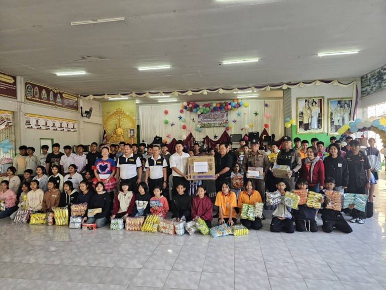 ร.ต.อ.ประสิทธิ์ มีพระจันทร์ รอง สว.(ป.)สภ.ทรงธรรม ปฏิบัติหน้าที่ ร้อยเวร 20 พร้อมสายตรวจรถยนต์ และชุด ชมส. เป็นตัวแทน สภ.ทรงธรรม มอบเงิน สนับสนุนในการจัดกิจกรรมวันเด็กแห่งชาติ ประจำปี 2569