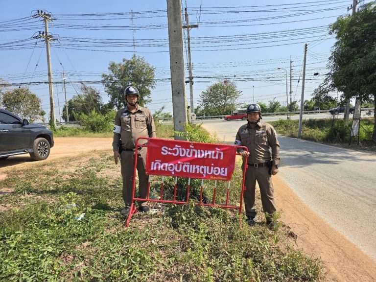 ร.ต.ต.สมชาย ขำอินทร์ รอง สว.(ป.) สภ.ทรงธรรม และเจ้าหน้าที่ชุดจราจร ติดตั้งป้ายประชาสัมพันธ์การใช้รถใช้ถนน ในช่วงเทศกาลสงกรานต์ 2569