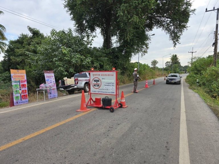 พ.ต.ท.วิศาล ศรีโพธิ์ สวป.สภ.ทรงธรรม พร้อมเจ้าหน้าชุดจราจร ตั้งจุดตรวจจุดสกัด จุดบังคับใช้กฎหมาย