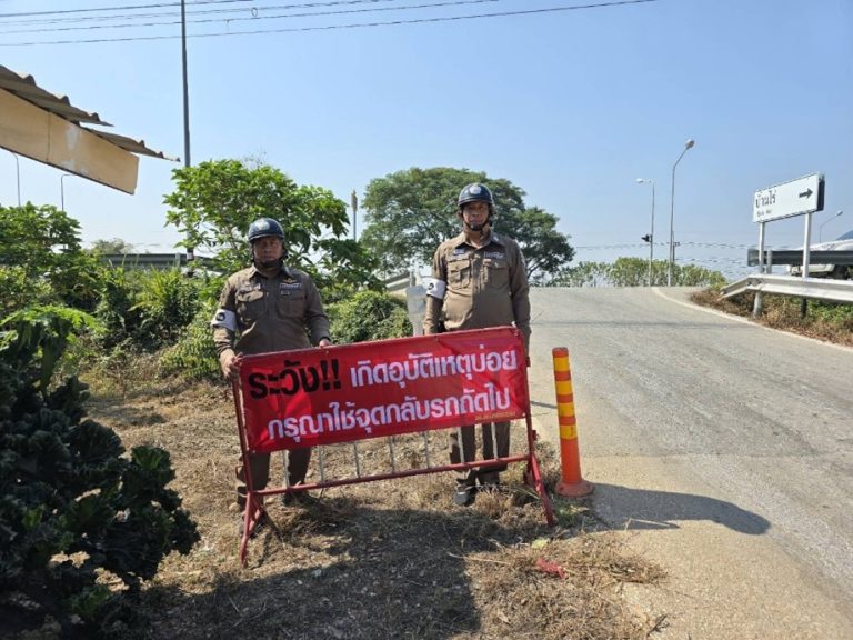 ร.ต.ต.สมชาย ขำอินทร์ รอง สว.(ป.) สภ.ทรงธรรม และเจ้าหน้าที่ชุดจราจร ติดตั้งป้ายประชาสัมพันธ์การใช้รถใช้ถนน ในช่วงเทศกาลสงกรานต์ 2569