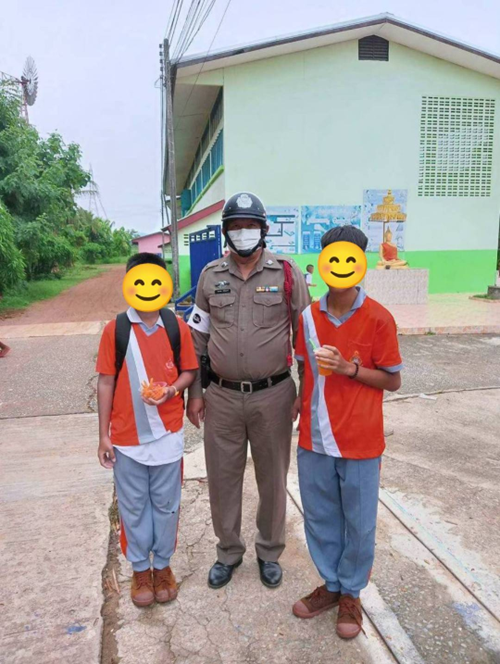 ร.ต.ต.สมชาย ขำอินทร์ รอง สว(ป.) สภ.ทรงธรรม อำนวยความสะดวกด้านการจราจร และดูแลความรักษาปลอดภัย บริเวณถนนหน้า โรงเรียนสหวิทยา