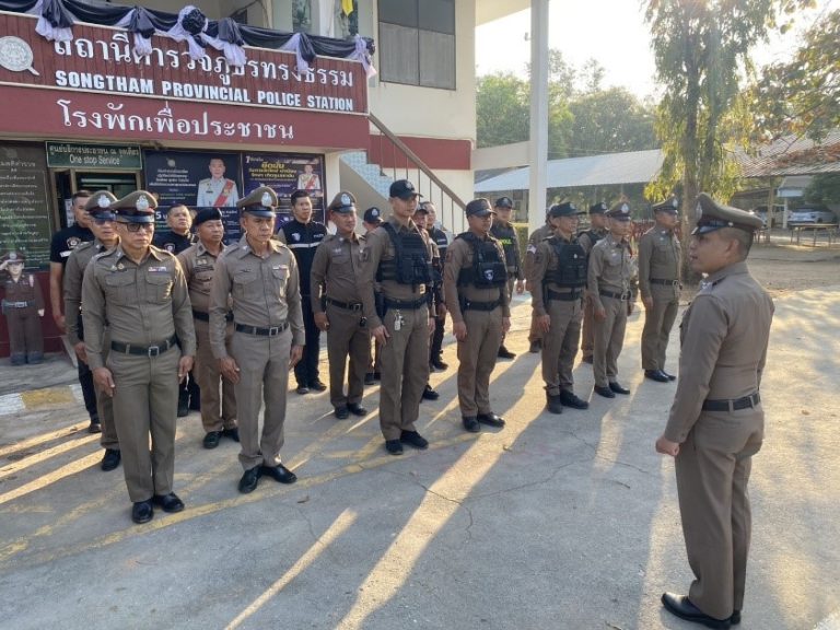 พ.ต.ท.สุธรรม อ้นอินทร์ สวญ.สภ.ทรงธรรม ตรวจสอบความพร้อมชี้แจงการปฏิบัติหน้าที่ดูเเลความสะอาดเสื้อผ้า ทรงผม หนวดเครา รองเท้าขัดมัน และตรวจเครื่องแบบและกำชับให้ออกตรวจสม่ำเสมอ