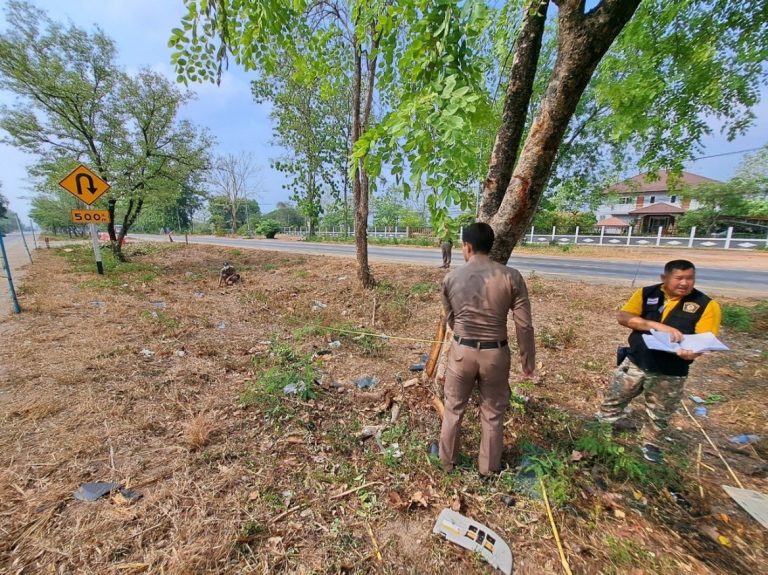 ร.ต.อ.เอก ศรีระวัฒน์ รอง สว.สอบสวน สภ.ทรงธรรม ลงพื้นที่เกิดอุบัติเหตุ และรวบรวมพยานหลักฐาน รวมวิเคราะห์สาเหตุการเกิดอุบัติเหตุ