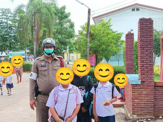 ร.ต.ต.สมชาย ขำอินทร์ รอง สว(ป.) สภ.ทรงธรรม อำนวยความสะดวกด้านการจราจร และดูแลความรักษาปลอดภัย บริเวณถนนหน้า โรงเรียนสหวิทยา