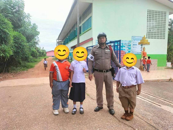 ร.ต.ต.สมชาย ขำอินทร์ รอง สว(ป.) สภ.ทรงธรรม อำนวยความสะดวกด้านการจราจร