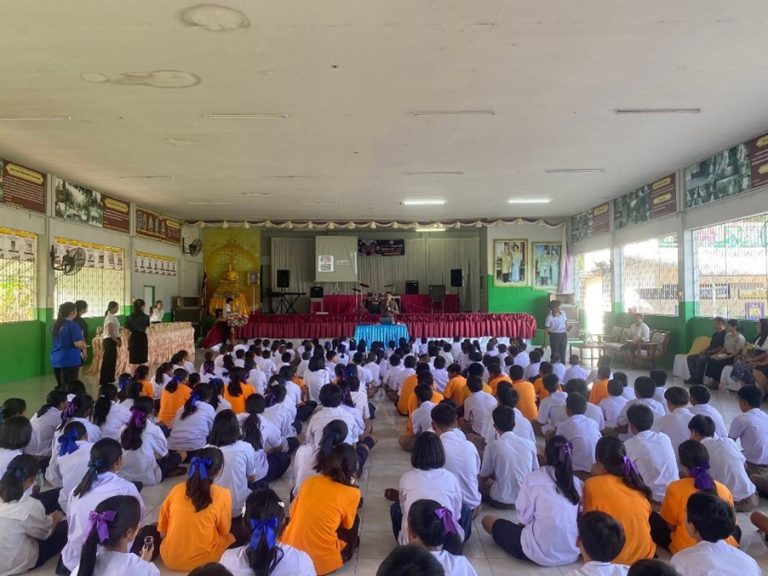 ร.ต.ท.ปรีชาวุธ อรรถสารสิริโชติ รอง สว.(สส.) สภ.ทรงธรรม ปฏิบัติหน้าที่ ร้อยเวร 20 อบรมเครือข่ายนักเรียนป้องกันปัญหายาเสพติด  และบรรยายให้ความรู้ในหัวข้อยาเสพติดให้โทษ